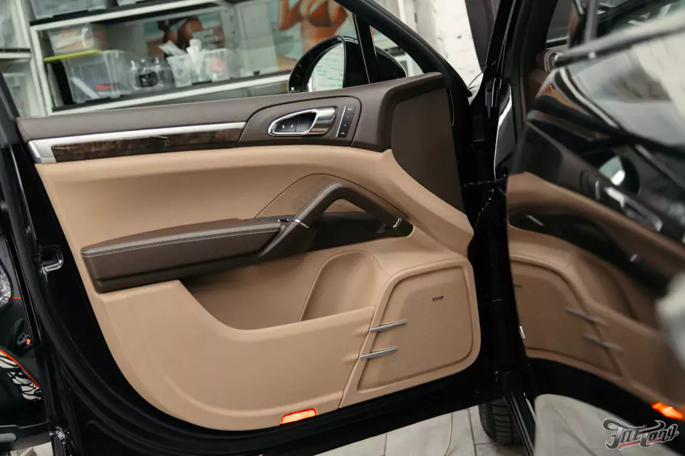 Комплексная химчистка салона и обработка кожи керамикой для Porsche Cayenne